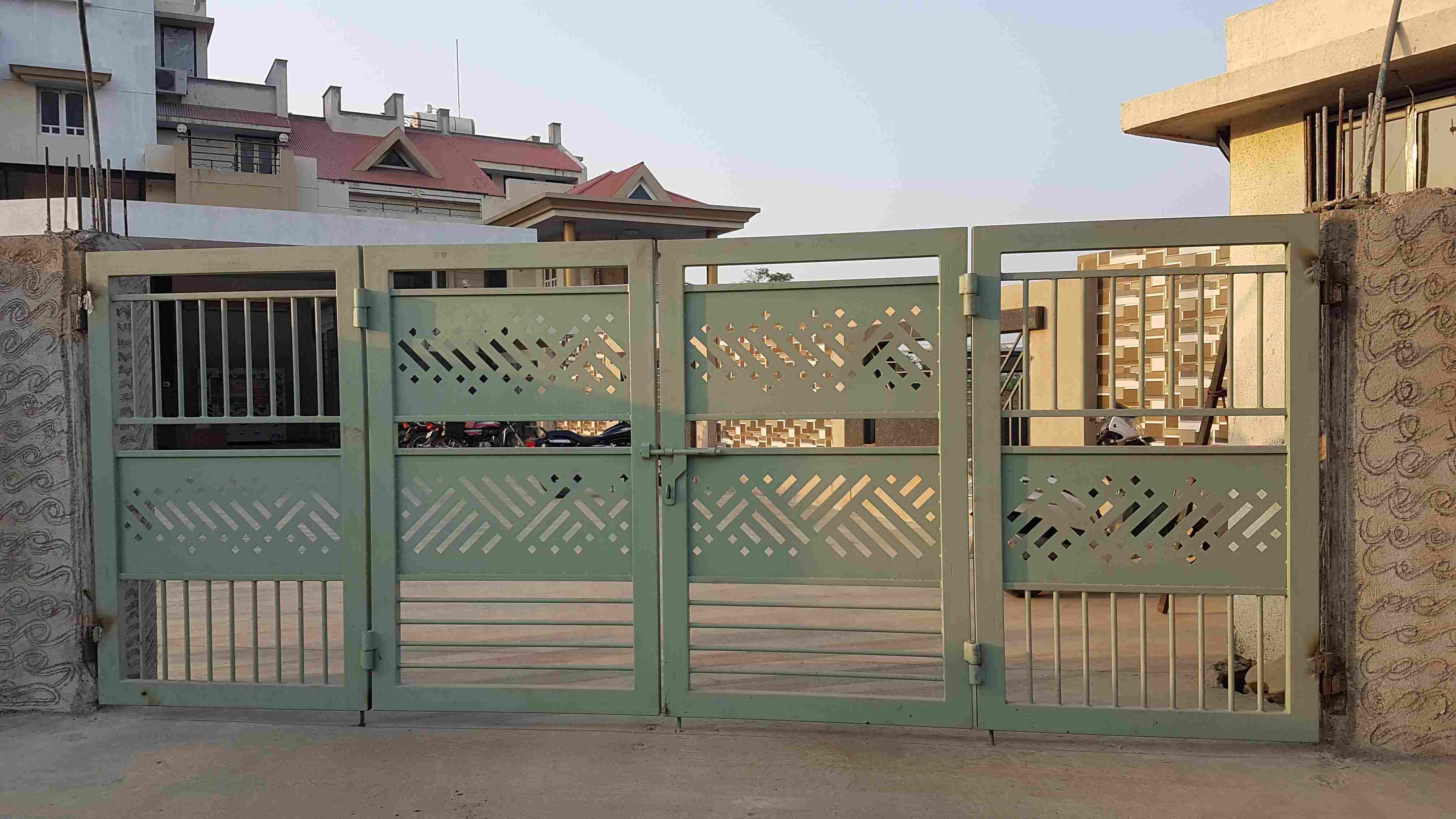 Bi-Folding Gates
