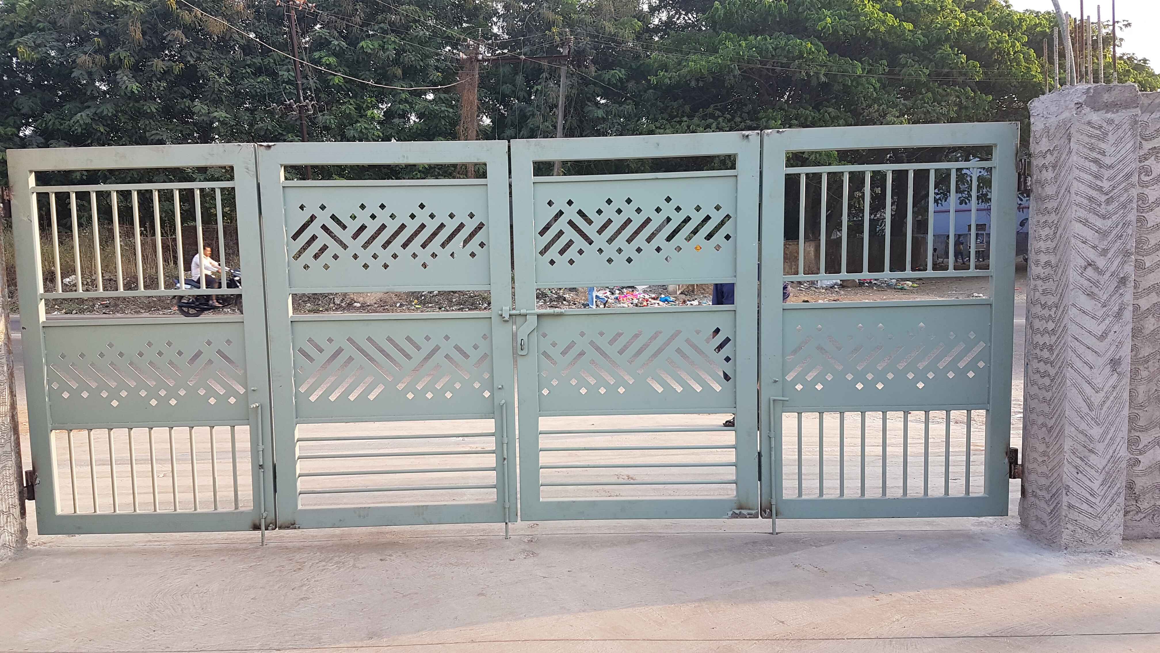 Bi-Folding Gate